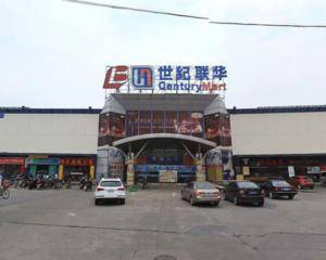 商场正门入口围栏处