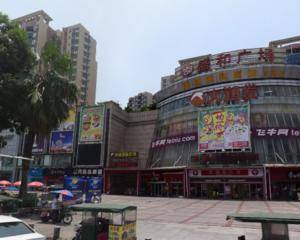 超市正门外广场