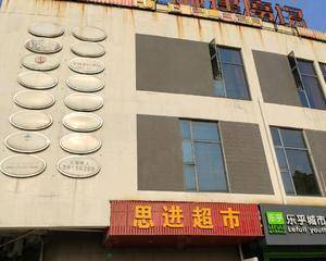 广场入口处，KFC对面