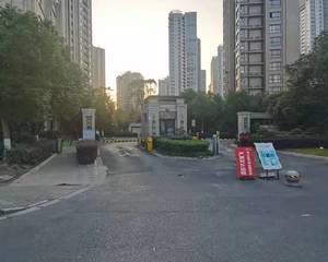 东门出入口附近