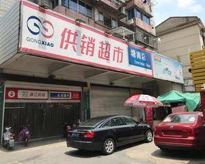 大门口摇摇车旁边