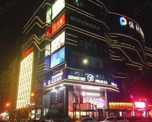 颐高莱迪时尚广场西门口