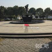 入口花坛靠近门口