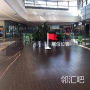 四层连廊阳台门前