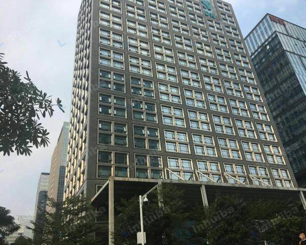 深圳泰邦科技大厦 - 大厅圣诞树旁