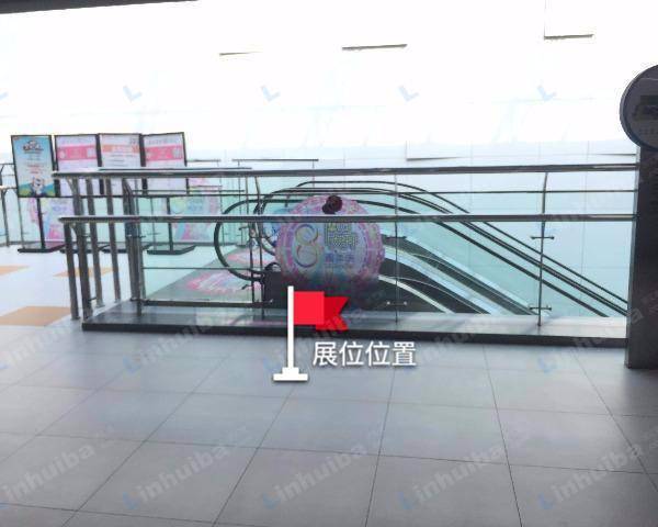 大连万和汇购物广场 - 五层iphone店门前