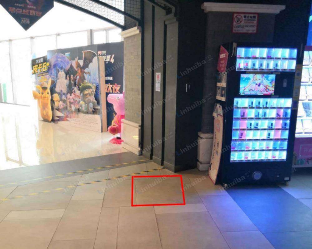天津万达影城西青社会山店 - 影院进出口空地