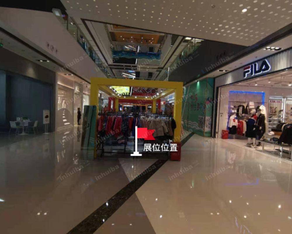 北京西铁营万达广场 - 一层连廊六福珠宝店铺前