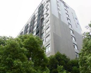 豪迈大厦大门入口中庭两圆柱中间