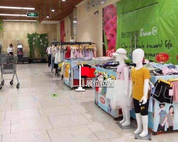 杭州永辉超市天阳D32店 - 超市收银台对面展位