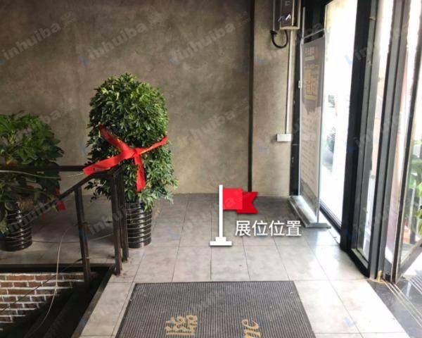 北京美食帮美食城 - 餐厅正门右侧楼梯上面位置