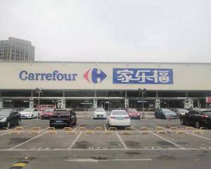 西出入右侧口空地