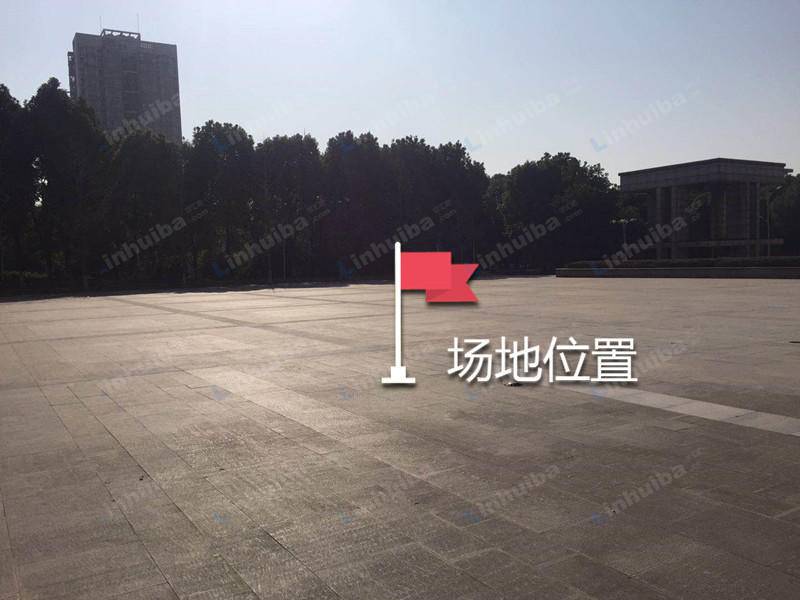 武汉纺织大学南湖校区 - 武汉纺织大学后门广场中央