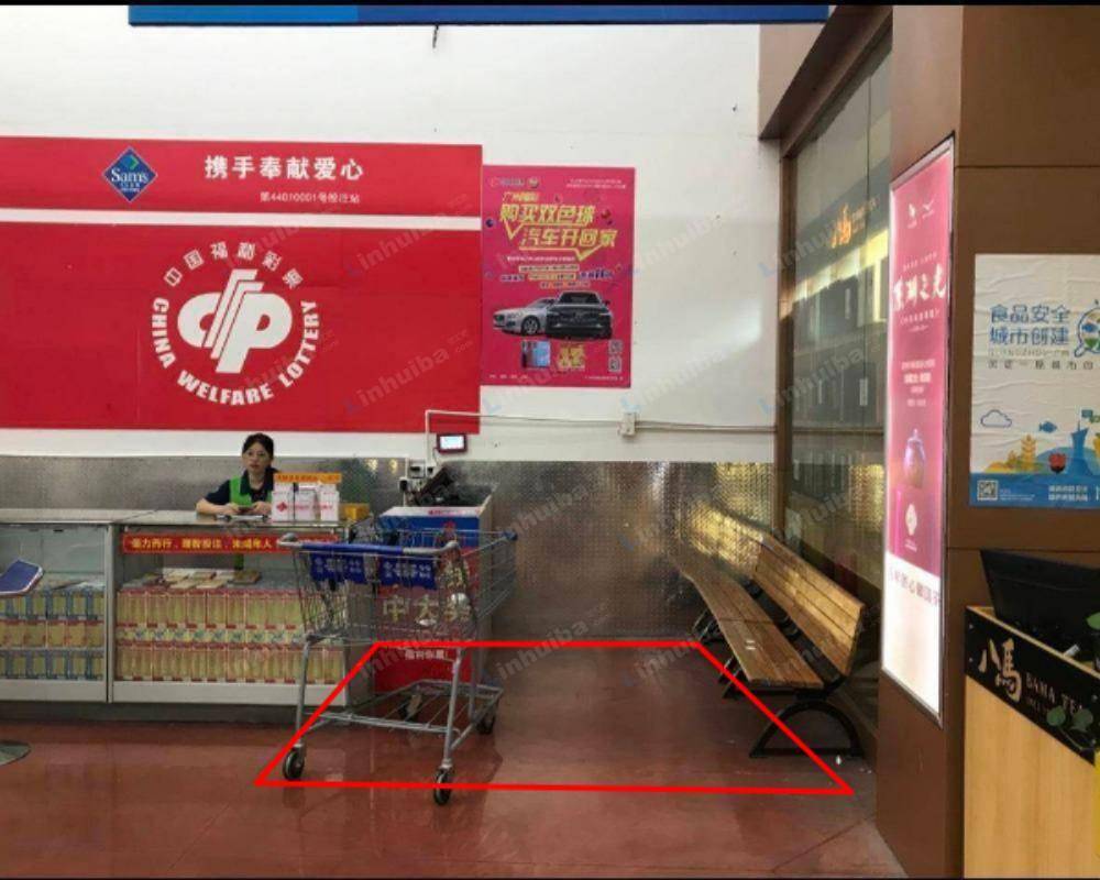 广州山姆会员店 - 二楼扶梯旁空地