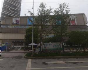 A区中庭广场直达电梯背后