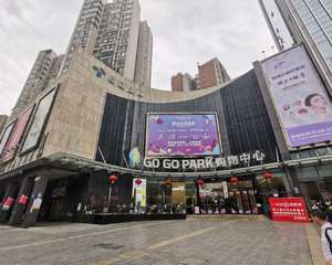 一层六福珠宝店铺前过道