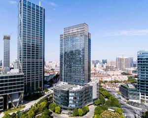 一楼大厅服务台前