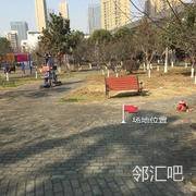 广场靠近健身设施