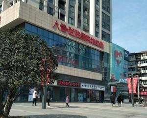 地下小广场休息区眼镜店对面