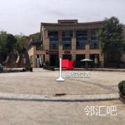 星巴克咖啡馆入口进去的广场