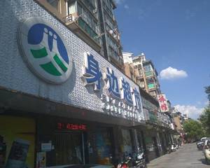 超市门口放扫把的位置