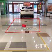 超市入口大门旁