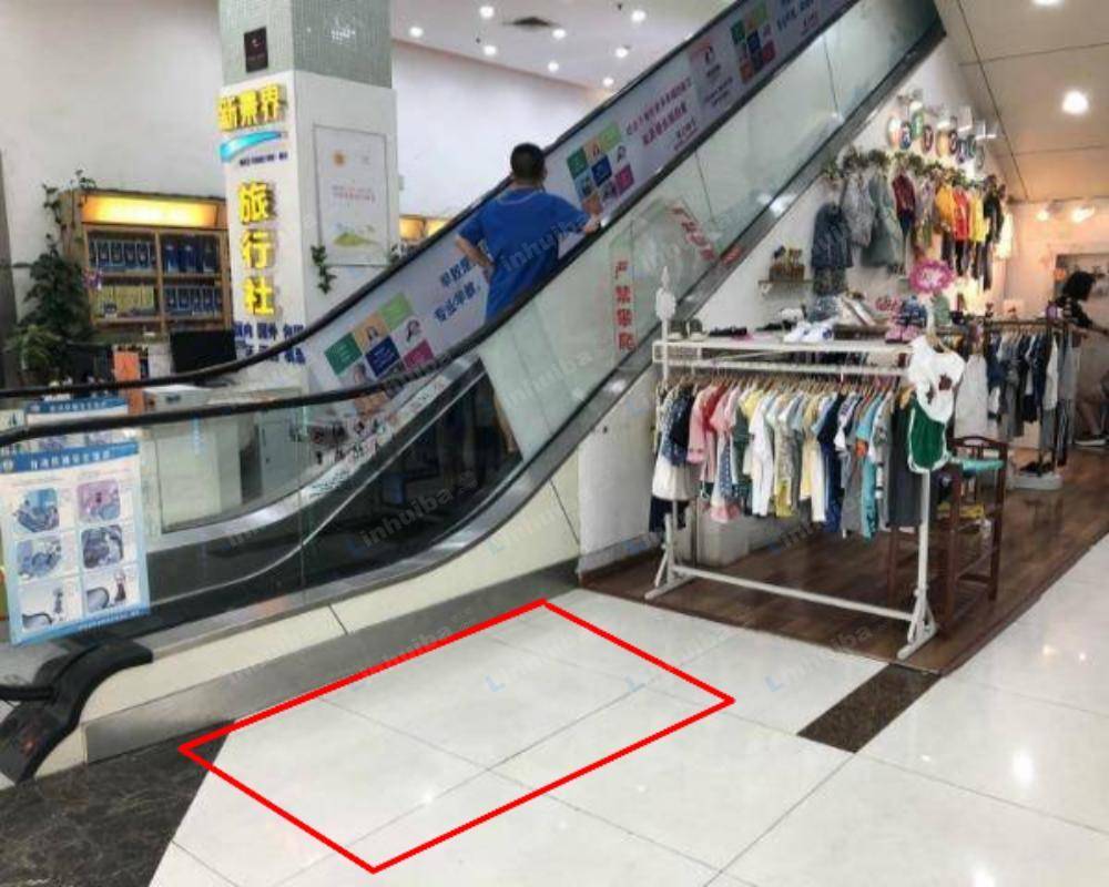 深圳星宇购物中心 - 一楼扶手梯旁