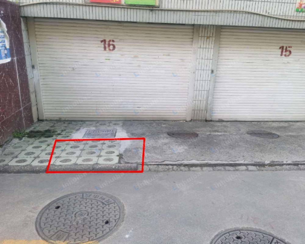 杭州青春坊东区 - 正门内空地