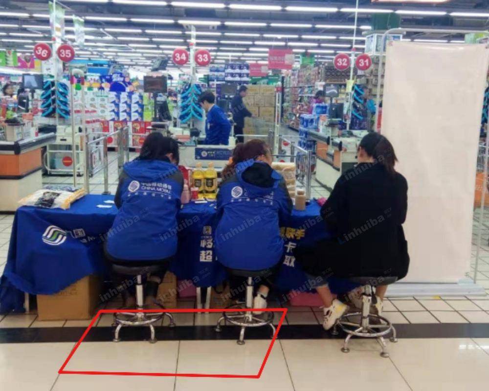 杭州世纪联华华商店 - 收银台边上