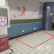 超市二层扶梯旁空地处