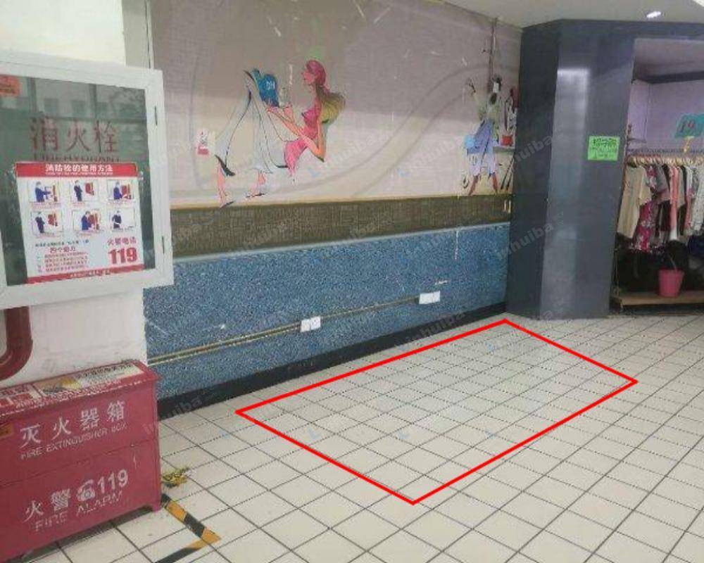 物美大卖场志新店 - 超市二层扶梯旁空地处