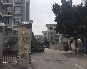 小区正大门保安亭旁边很大的空旷位置