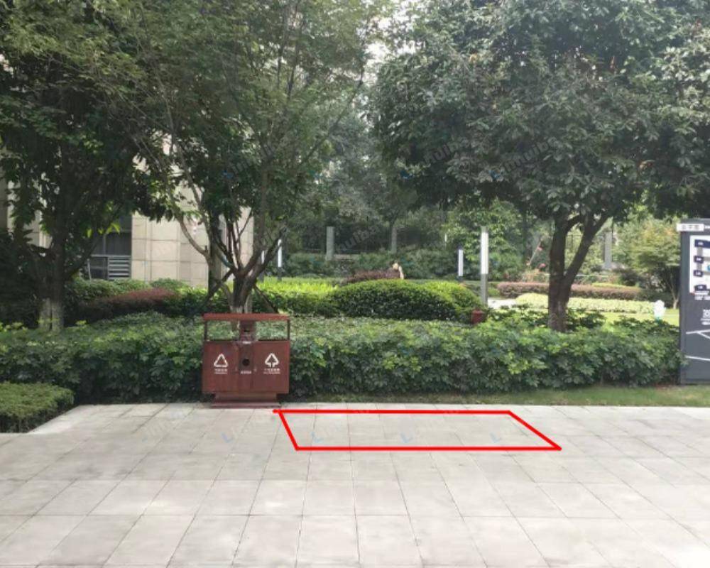 重庆贝蒙盘古 - 外广场正大门口
