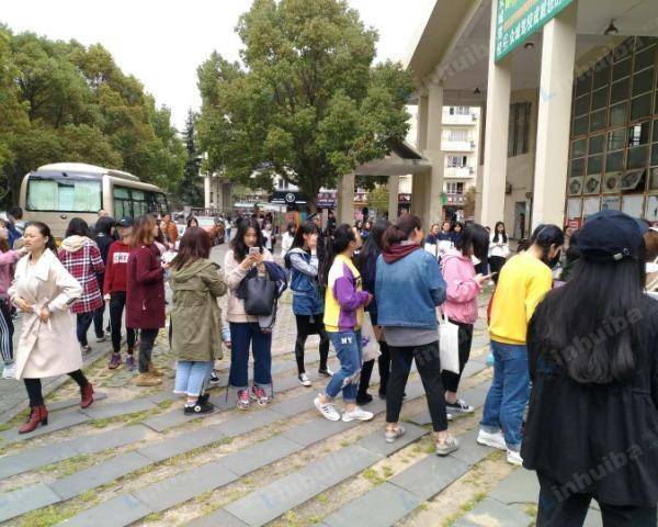 上海电力大学浦东校区 - 食堂门口