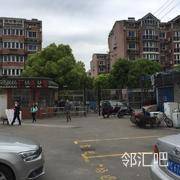 小区进门左侧