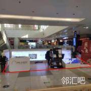 三层楼扶梯口处