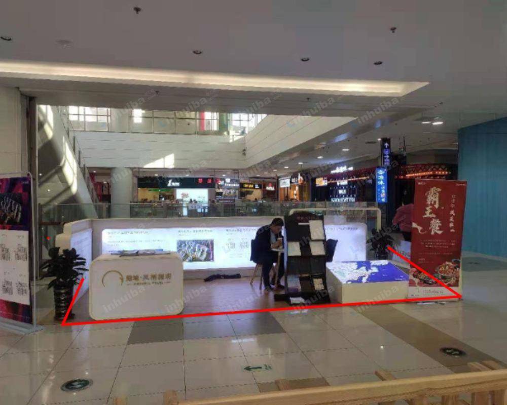 青岛永旺合肥路店 - 三层楼扶梯口处