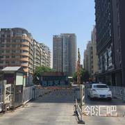 靠近圆柱子旁边