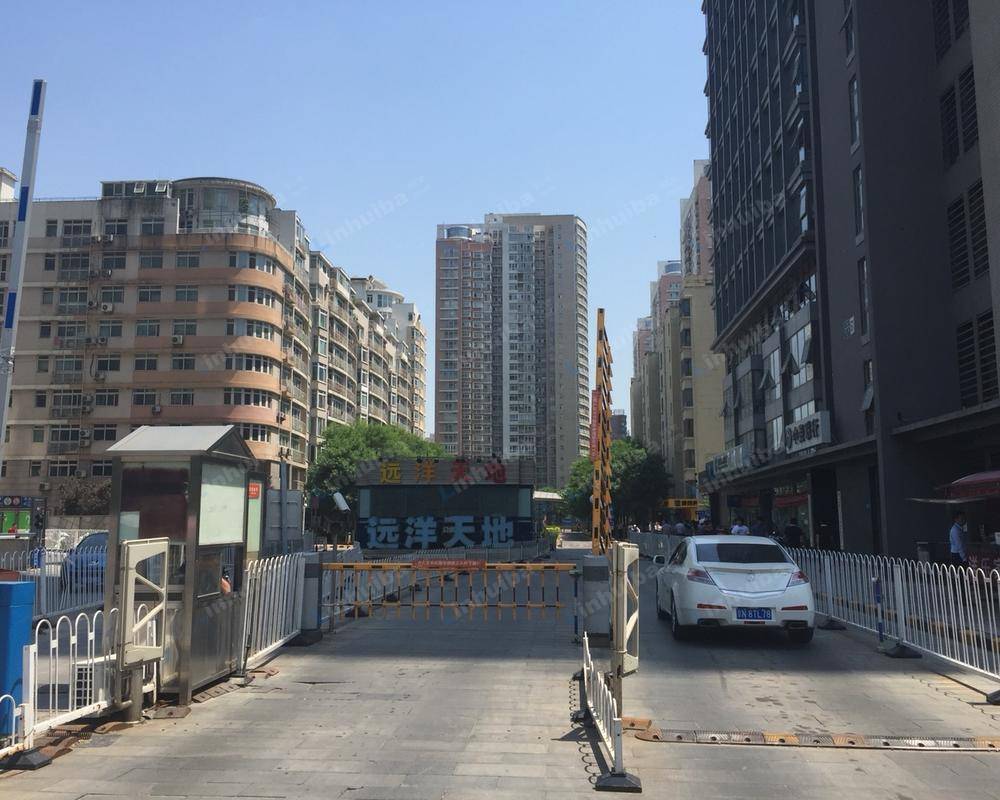 北京远洋天地 - 靠近圆柱子旁边