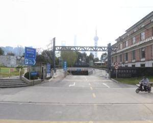 美特斯邦威大楼下旋转楼梯下方