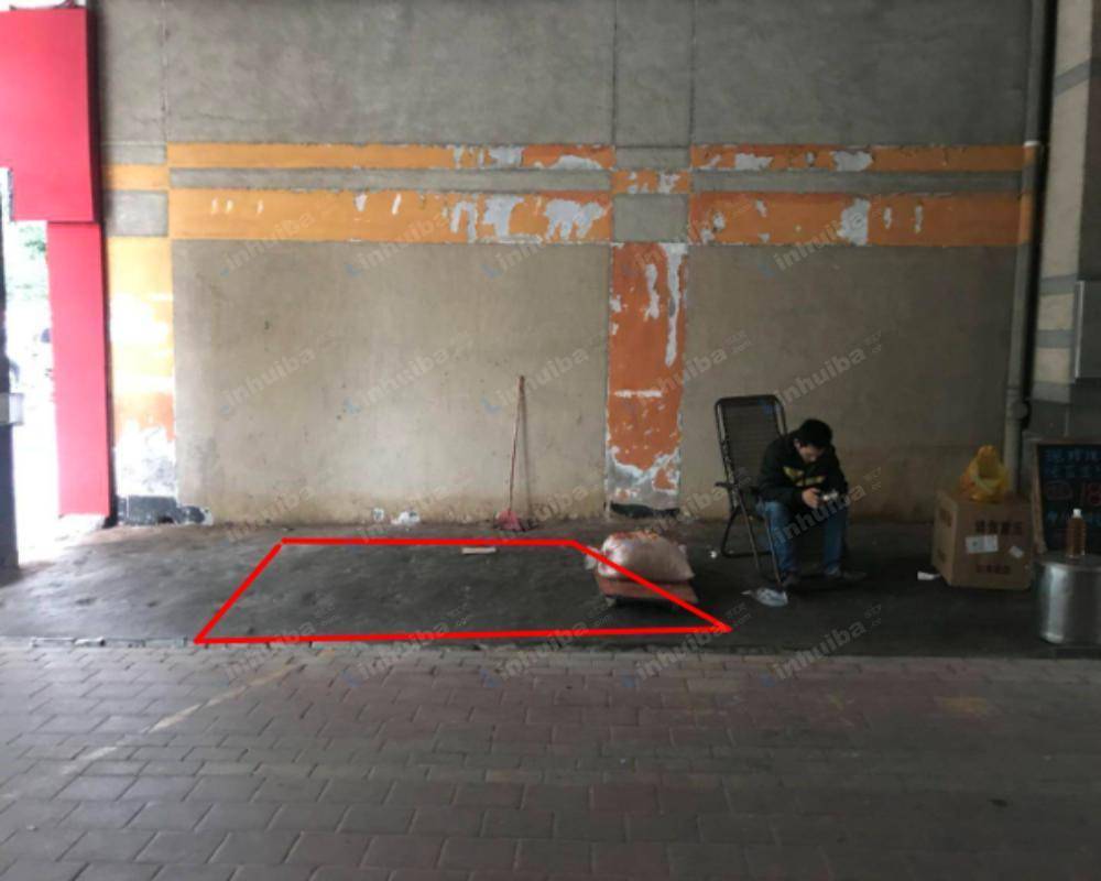 广州盈翠华庭 - 西门门岗前方