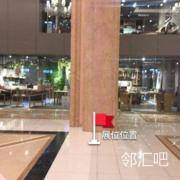 B门通道曲美家居柱子旁