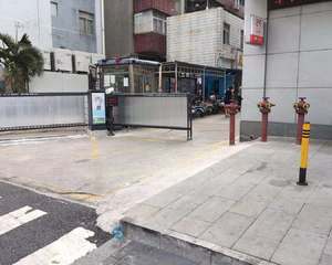 大门出入口左侧