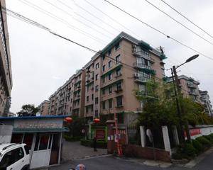 社区入口靠左边，小超市旁 快递存储柜 前面空地