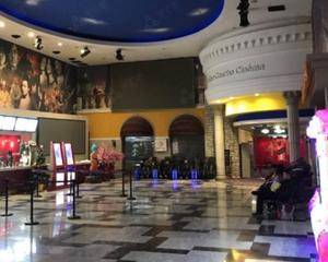 售票大厅入口或大厅内