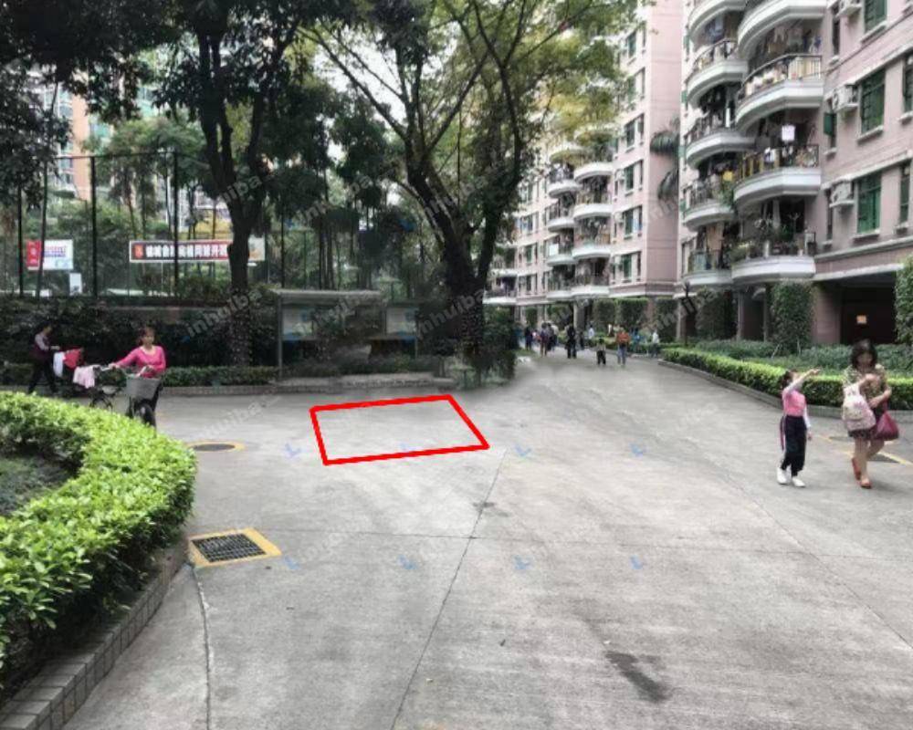 广州锦城花园 - 4号门内宣传栏前