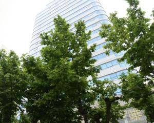 一楼服务台对面电子屏旁