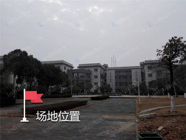 武汉华夏理工学院 - 靠近保安亭