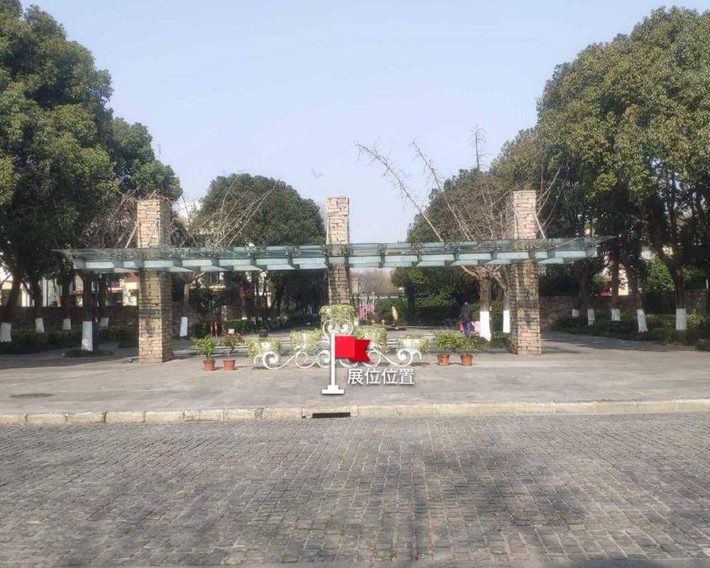 上海蓝山小区 - 公告栏旁