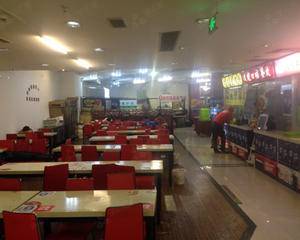 美食广场入口处